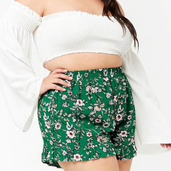 Forever 21 Pants - NWOT forever21+ green floral ruffle bottom shorts